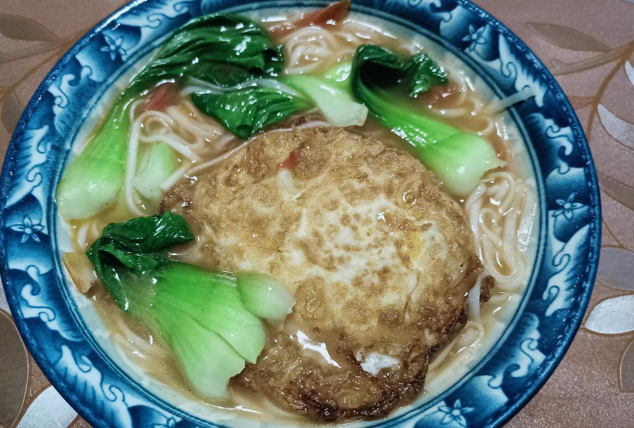 #带定位聊本地新鲜事#
一碗面条，一个鸡蛋，再加点青菜，简单又美味 ，营养还均衡