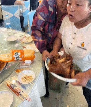 白衣服女子还是太年轻了。
