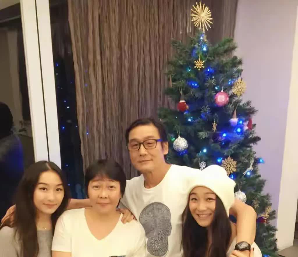 恭喜！67岁梁家辉再当外公，双胞胎小女儿晒照宣布儿子出生