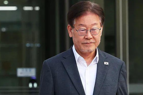 昨天韩国政坛前后发生两件大事，这两件事唯有结合起来看，才能明晰其中究竟。

其一