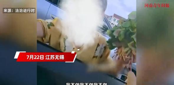 “吵翻了！”7月22日，江苏无锡，一男子刚停好车，一老太太走上前来，强行推销10