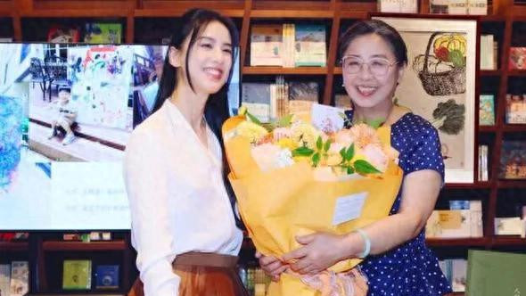 黄圣依携妈妈惊艳亮相，42岁颜值依旧在线，母女侧颜神神似引热议