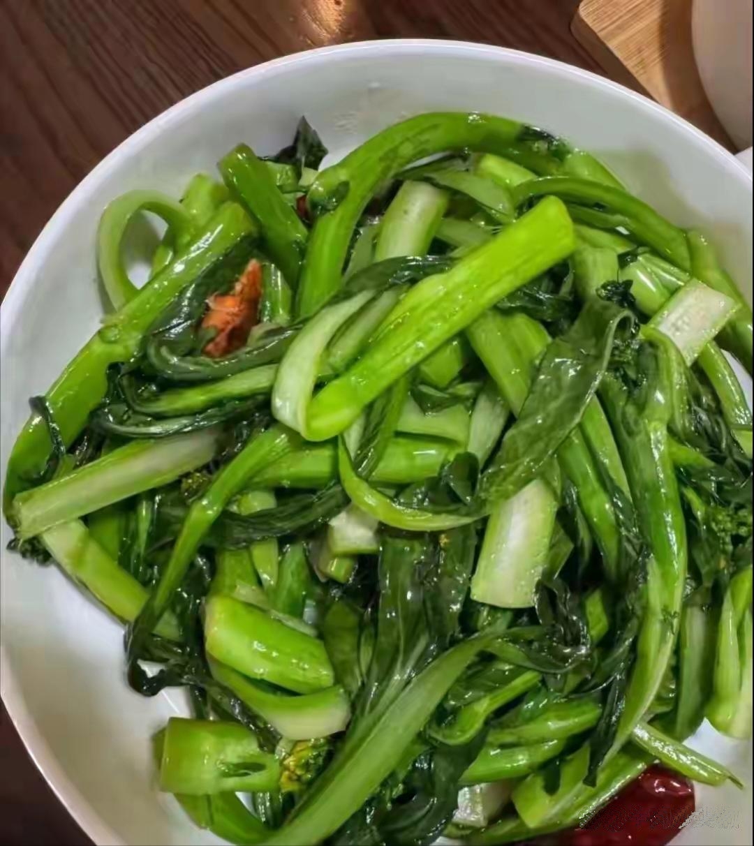 晚归只见青菜留，疑因惹妻生气