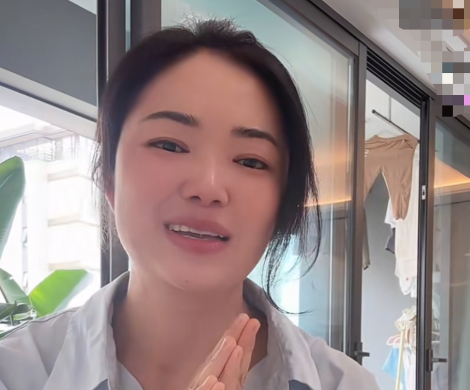 震惊？小妞在直播间泪崩，为何哭着道歉？
二娃跟小妹是二婚她不知道，全程手抖。
