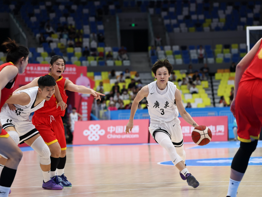 在佛山举行的第十五届全国运动会篮球女子成年组小组赛比赛中，广东队105比57战胜