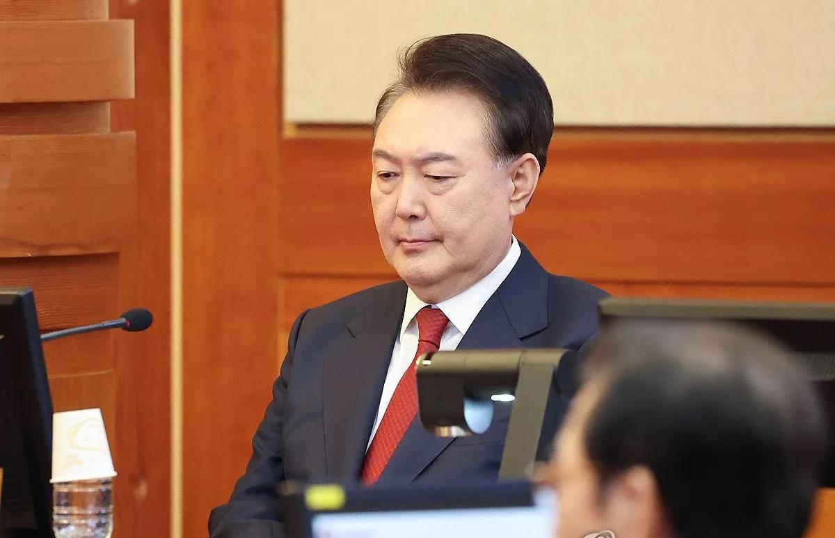蹲了51天拘留所的尹锡悦回家了，是不是就没事了呢？不是。
检方之所以把费了九牛二