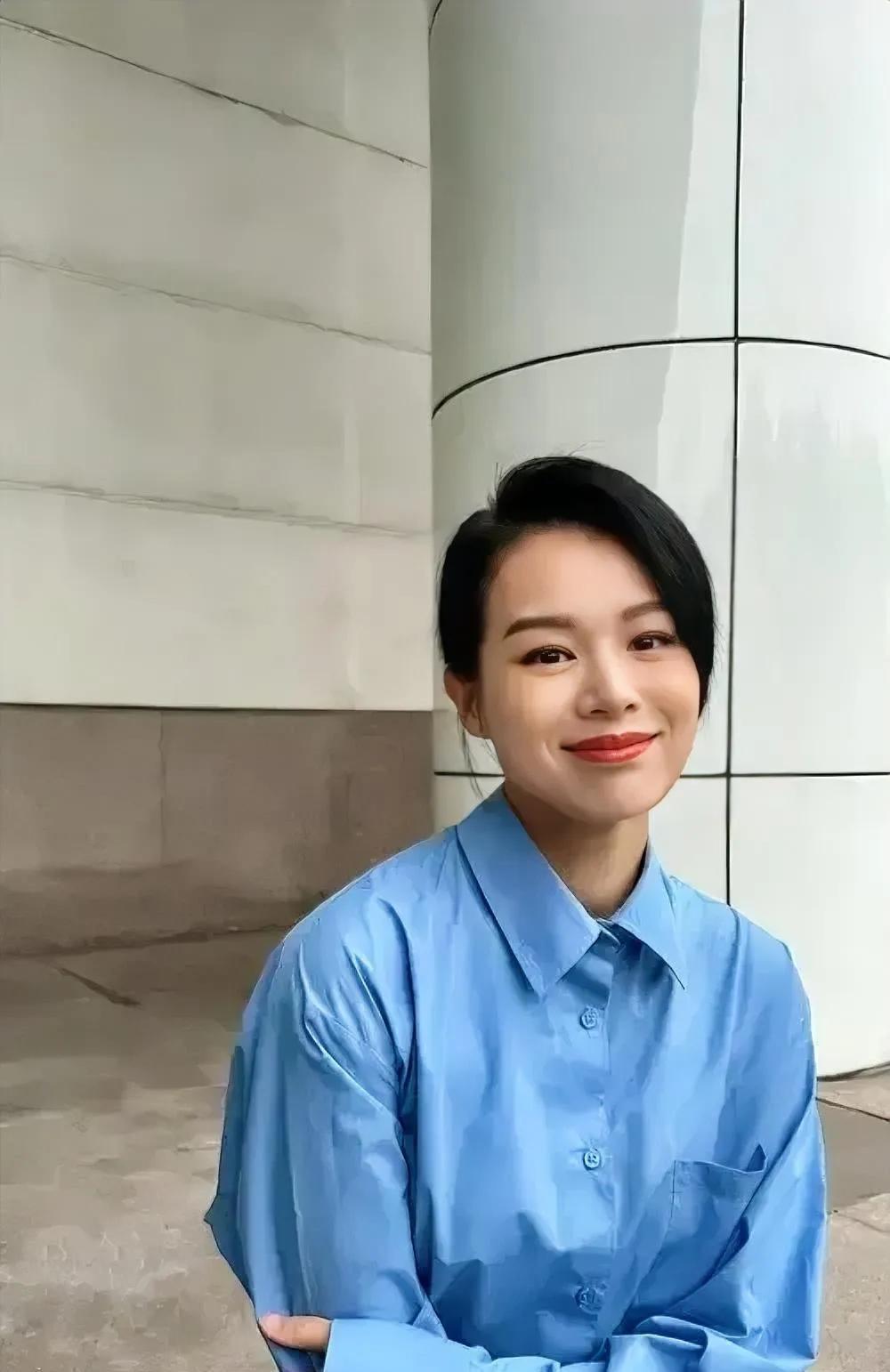 胡杏儿说起自己的过往呀，那可真是挺不容易的。19岁顶着“最丑港姐”这名号就出道了