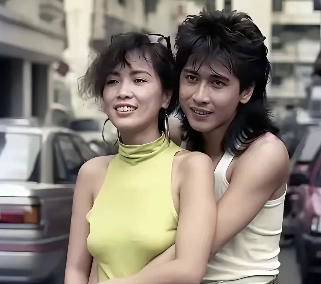 看了年轻时候的齐秦不得不感叹
年轻真好呀
那时候虽然没有美颜和滤镜，但
整