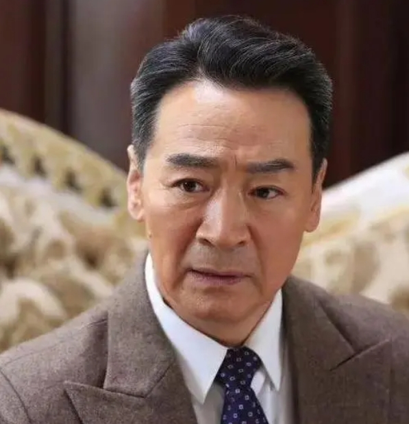 2003年，49岁的寇振海向演员李婷表白，李婷拒绝的说：寇老师，你比我大25岁，