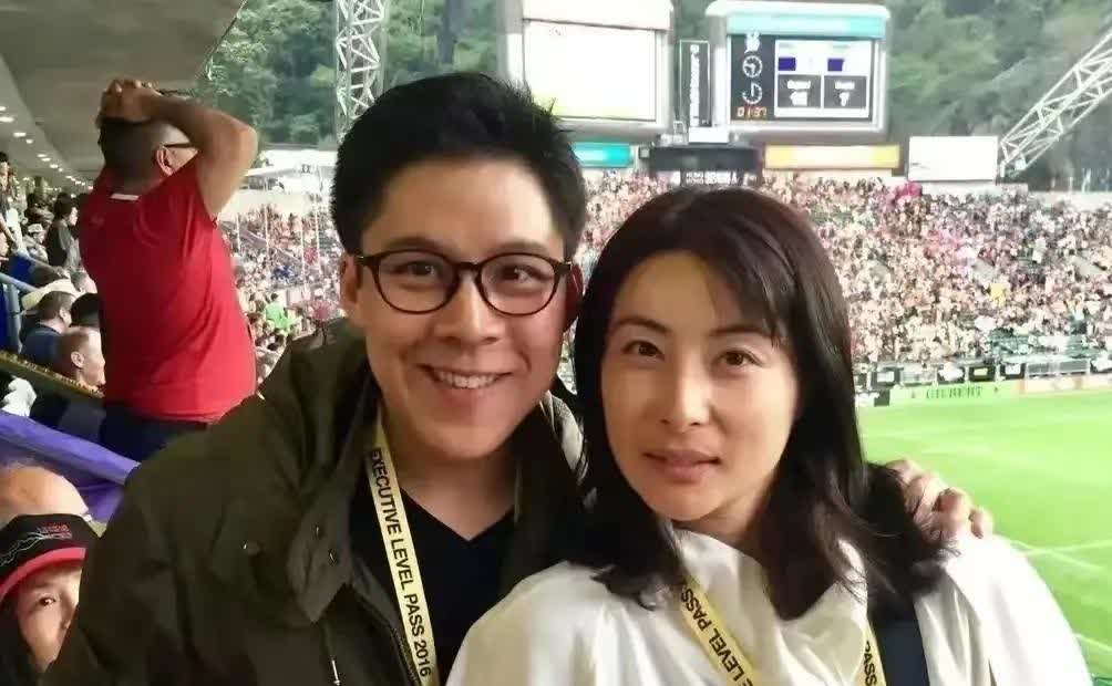 霍家近年因家族事务引发舆论关注，有消息显示郭晶晶夫妇选择搬离家族大宅独立居住。根