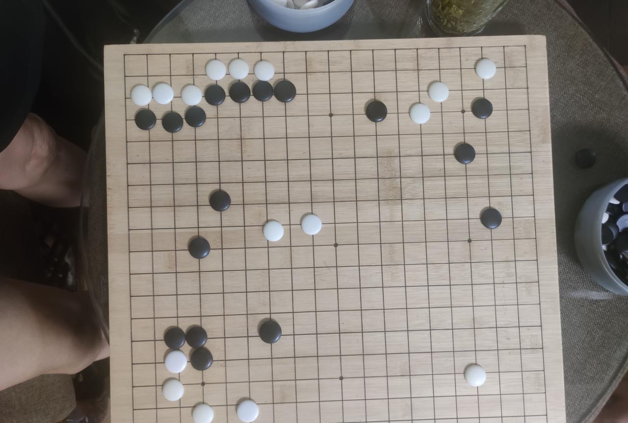 草根线下对局，欢迎点评。
本人野狐4d执白对一个退休的老师。他说年轻的时候有业余