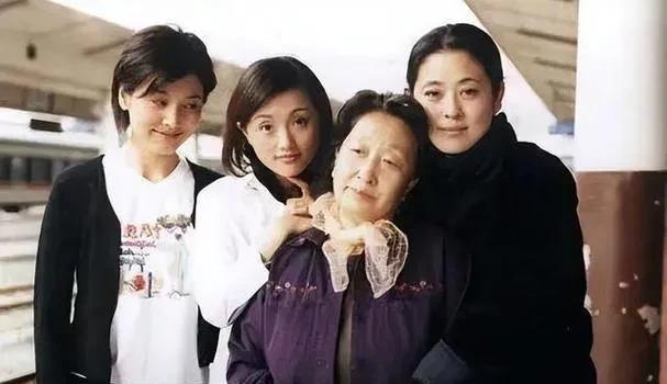 #倪萍# 老师发表千字长文对#朱媛媛# 去世的哀悼与追思。倪萍的悼文不仅是对挚友