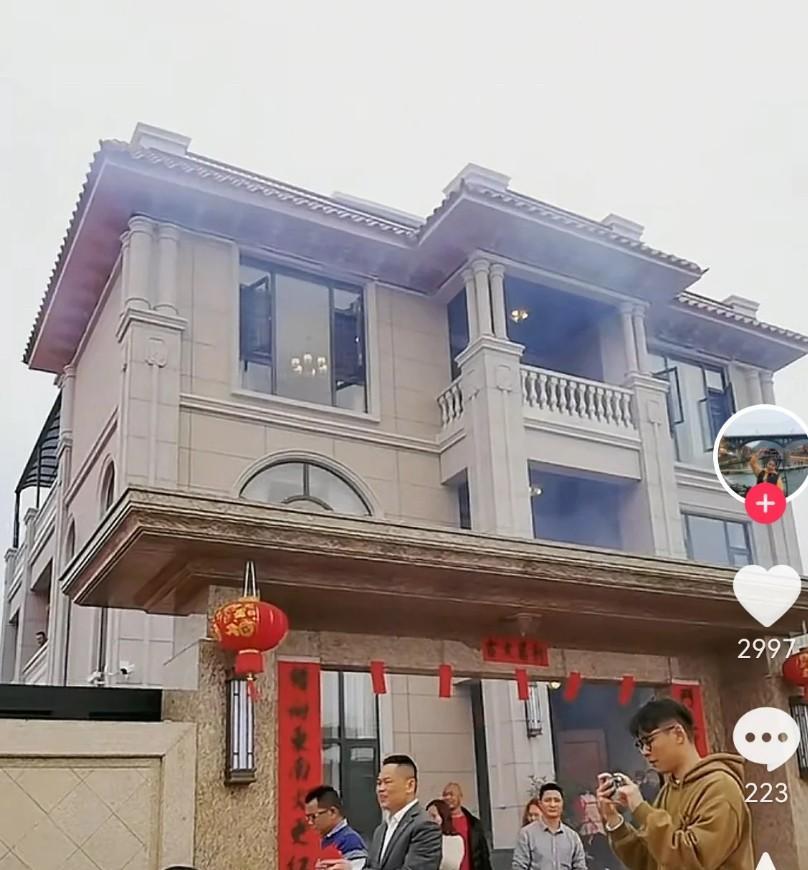 不知道为什么这么多人心痛心水哥的别墅被拆。不是眼红，他赚钱是他本事，但这是永久基