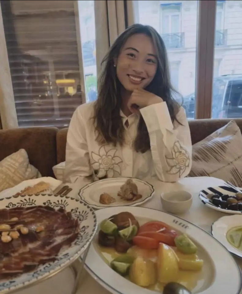 人逢喜事精神爽，郑钦文进入法网八强后，给自己补充营养，吃了顿法国海鲜！

运动员