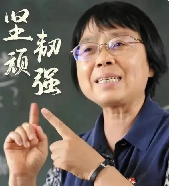 七一勋章”获得者、云南丽江华坪女子高中校长张桂梅日常使用的小喇叭等5件，实物被国