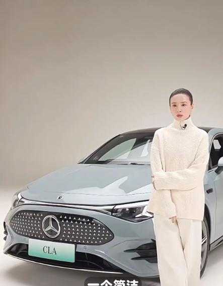 我记得董洁一直是在直播间卖衣服的，
怎么又开始卖车了？
很好奇她是怎么走到卖货道