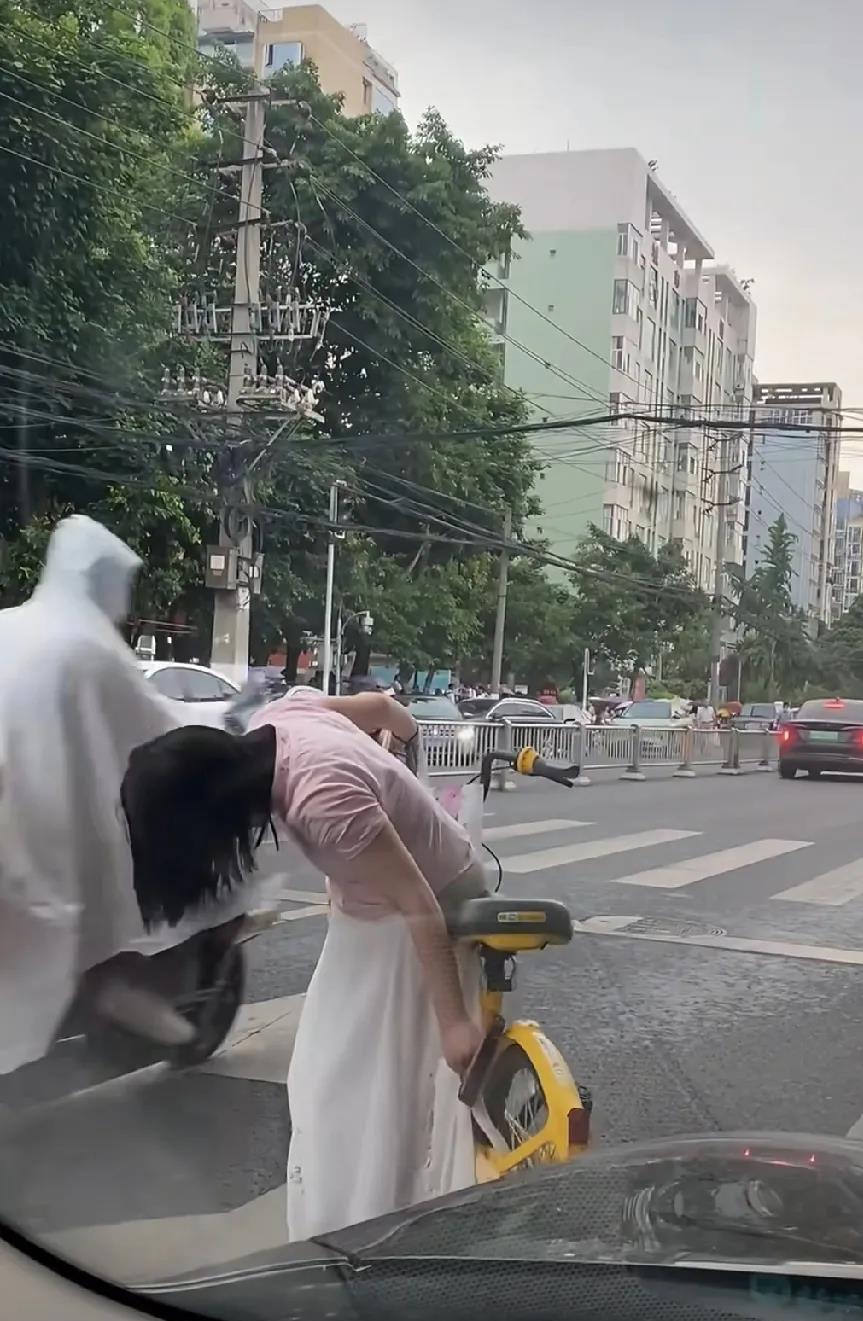 这不是自找麻烦吗？
为了美也是绝了，
骑个车还穿着长裙，
真是想不通，还不安全！