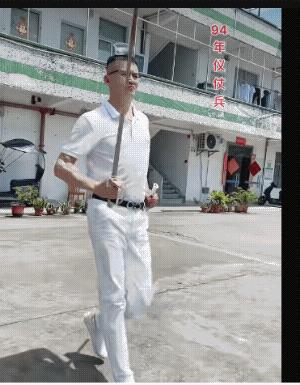 94年的仪仗兵，31年了，起码50多了吧？还能保持这身体状态，这军容军姿，这是把