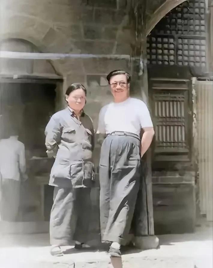 抗战时期，李克农同志和夫人赵瑛在延安窑洞前的合影。
中共特工之王，久仰大名的中共