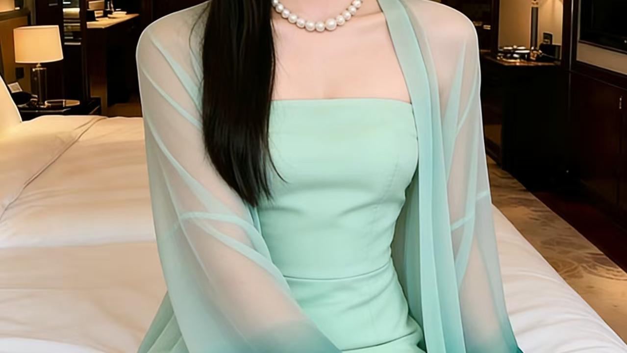 淡绿色裙装：淑女型的代表典范。