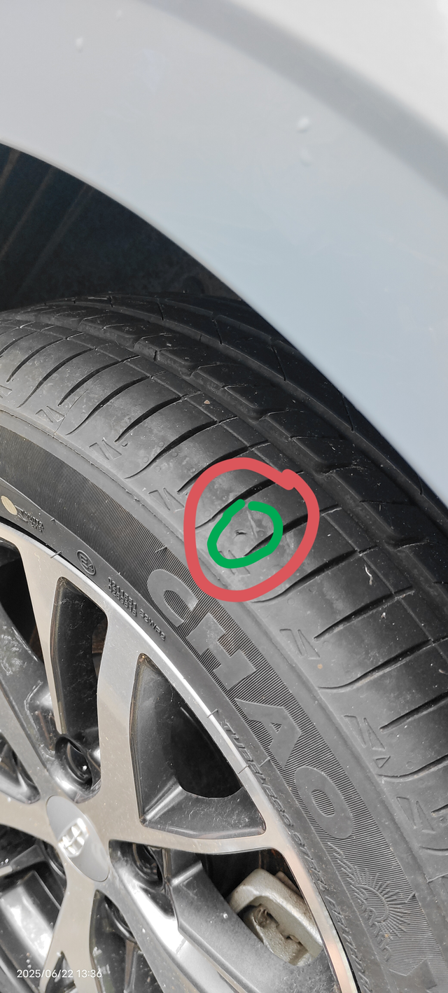 帝豪车胎被扎铁块
有没有人知道轮胎绿色里那个地方被扎进去两厘米多
补了之后还能不