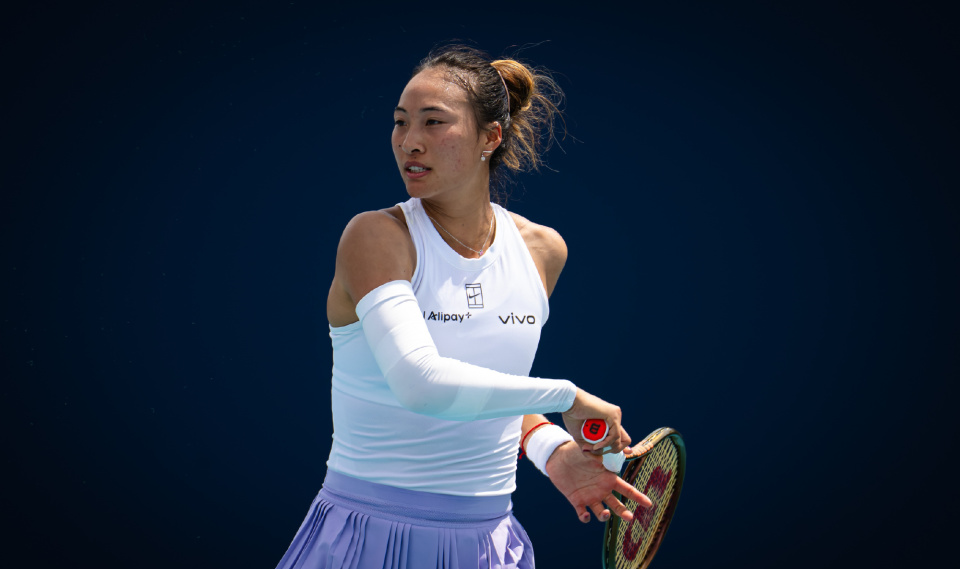 3月26日，WTA1000迈阿密站1/4决赛中，中国金花郑钦文再次挑战世界第一萨