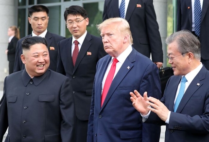 特朗普欲与金正恩再续前缘，递交亲笔信，结果被连打三次脸：连基本的礼节都没有
据《