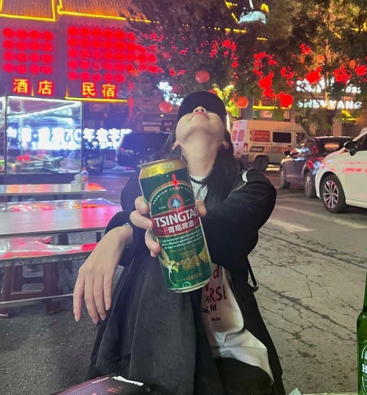 我问她幸福与否 她笑着摆了摆手
