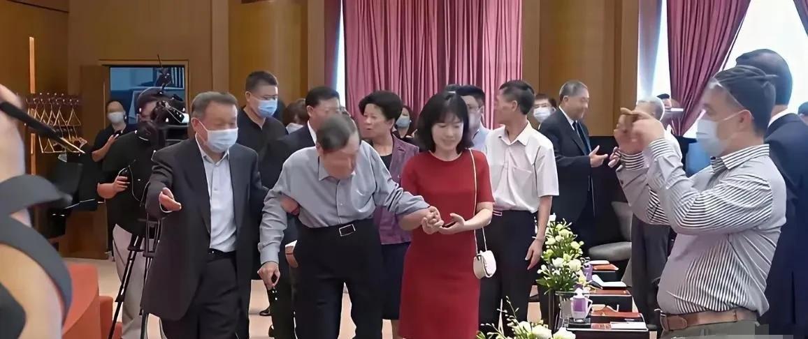 103岁的杨振宁和翁帆一同岀席活动，状态让人既心痛又敬佩。他腰都直不起来了，拄拐