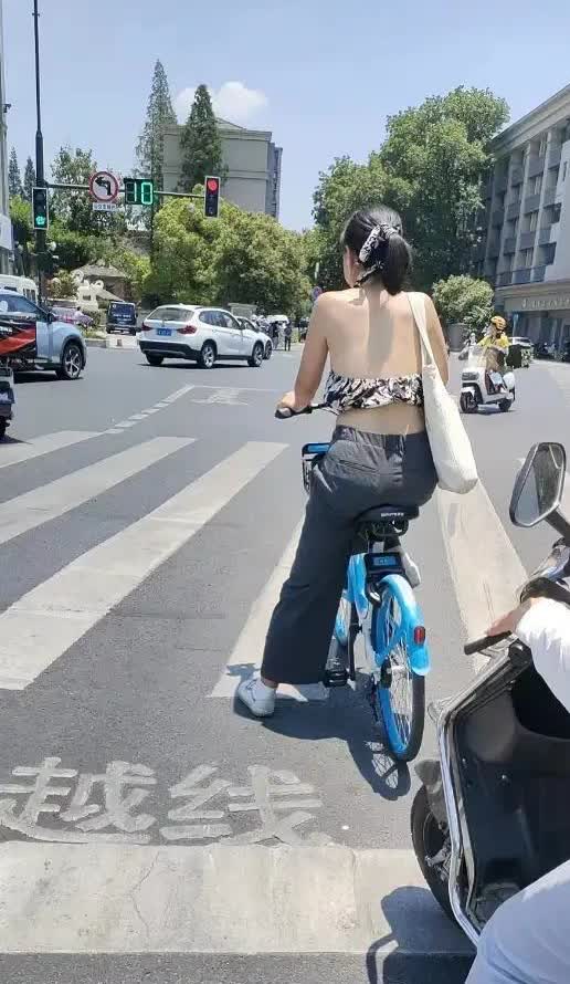 这女子穿的真好看，紧跟时尚潮流，但是皮肤会不会晒黑。