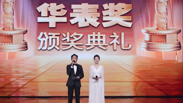 华表奖四个主持，康辉帅气，蓝羽端庄，黄渤幽默，被37岁的她惊艳