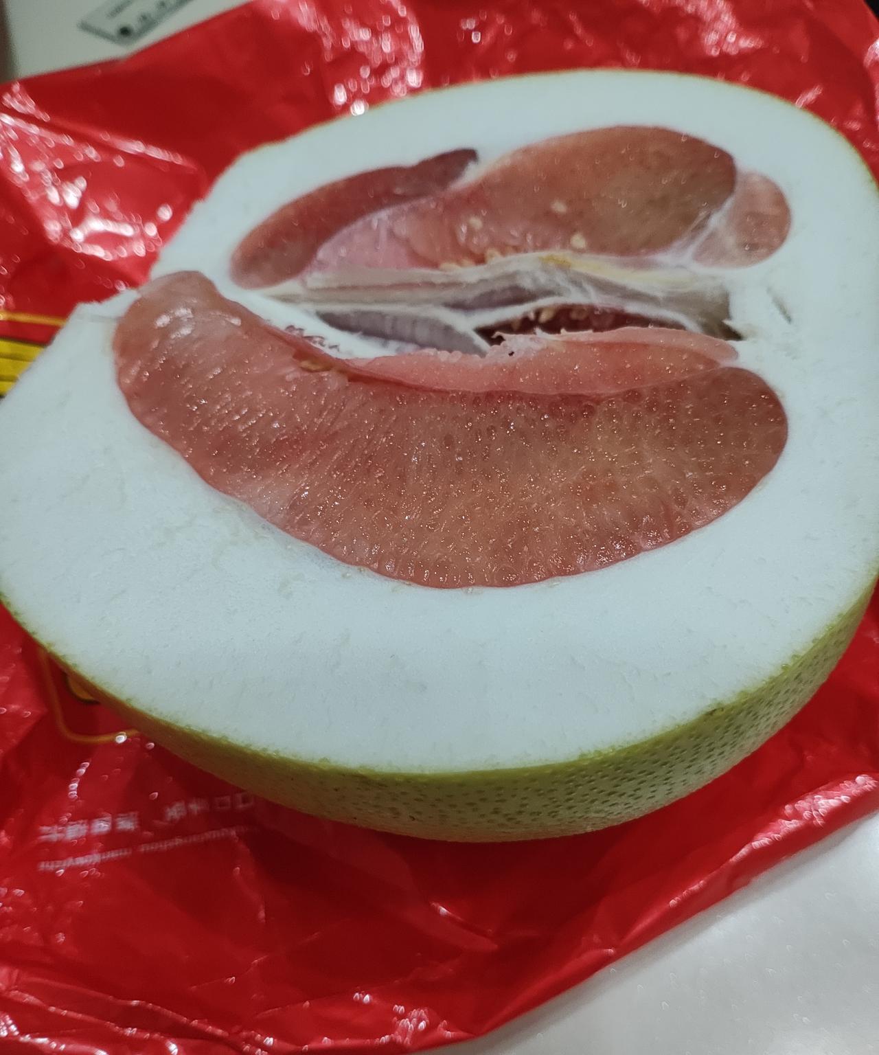 不管便宜还是贵的，我吃过的柚子就没不酸的，胖东来的最起码还能勉强接受，网上和其他