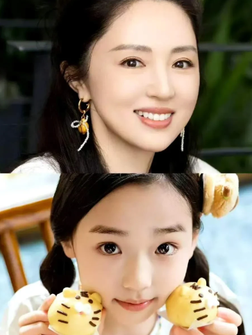 董璇早就意识到了，
女儿小酒窝的学习成绩不太好，
她已经提前把女儿的路铺好了，走