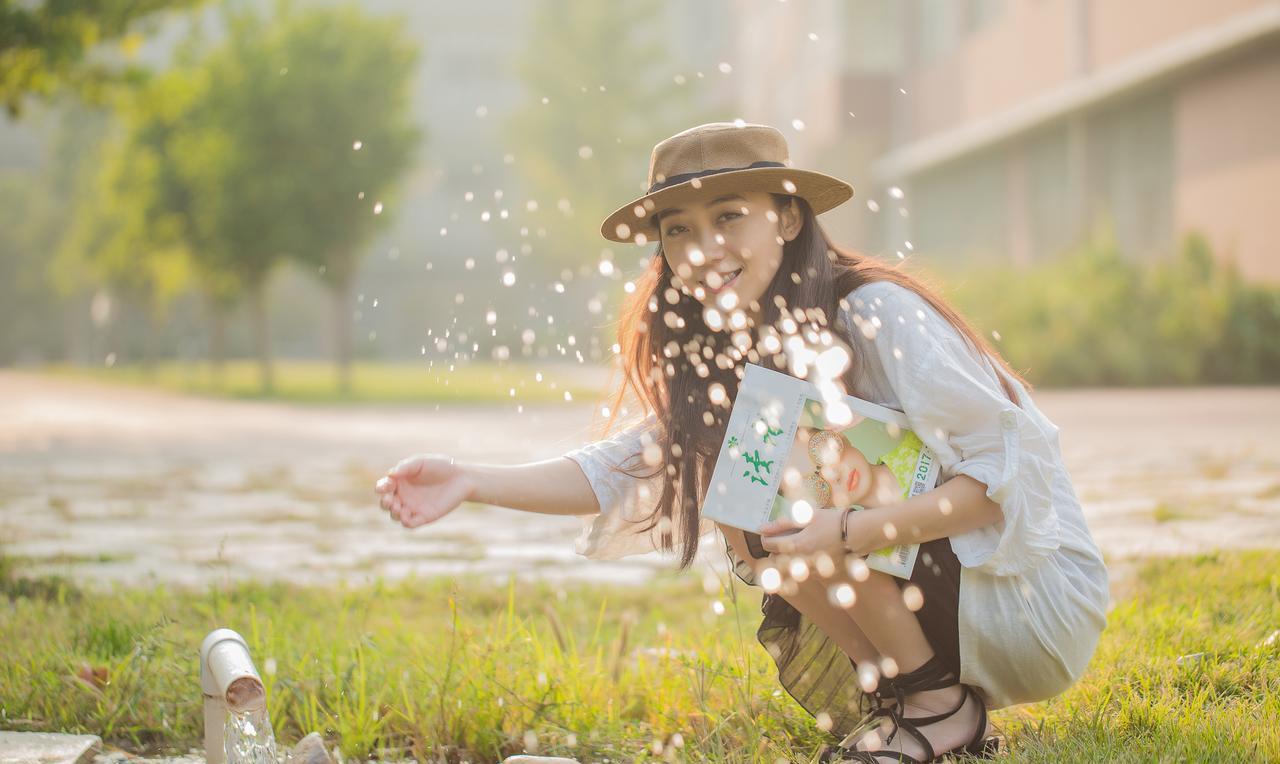 反义词
问：“火腿的反义词是什么？”
答：“水手。”
——选编自《读者》（校园版