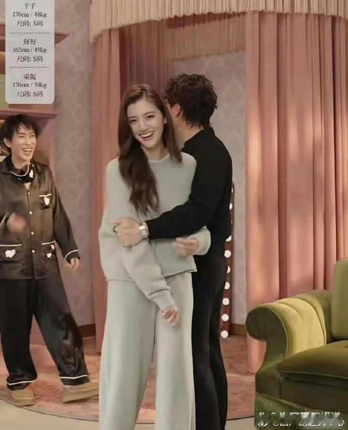 吴千语是真的美，直播间里被施伯雄紧紧抱着，好甜蜜，嫁对了 ​​​