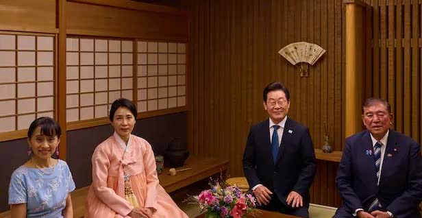韩国总统李在明与夫人金惠景于23日晚在日本首相官邸同日本首相石破茂及其夫人石破佳