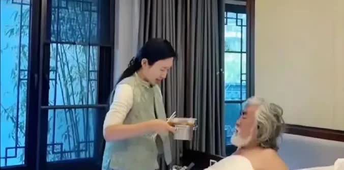 毕竟年龄不饶人，张导还是病倒了，为了4个孩子，为了为了杜星霖，为了这个家。

