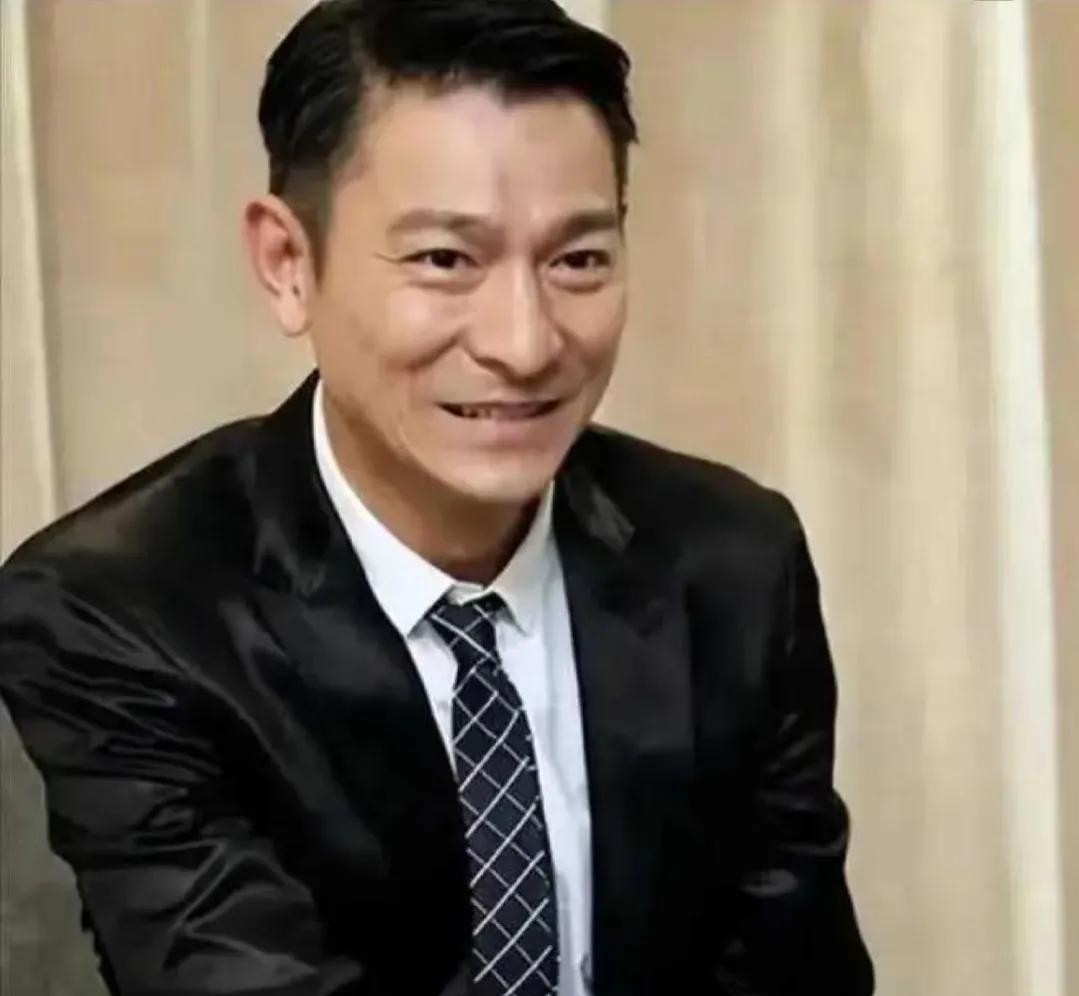 从隐婚到二胎争议！刘德华教科书式回应，高情商化解全网八卦