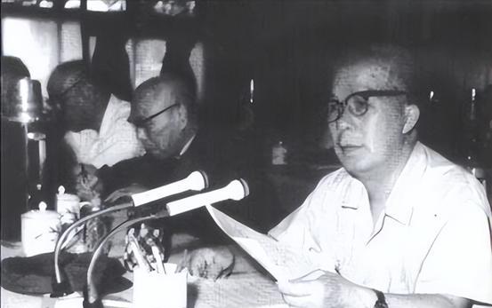 该兵种拟降为兵团级，考虑不好授衔改为正军级，他卸去政委职务
“老莫，方案定了，机