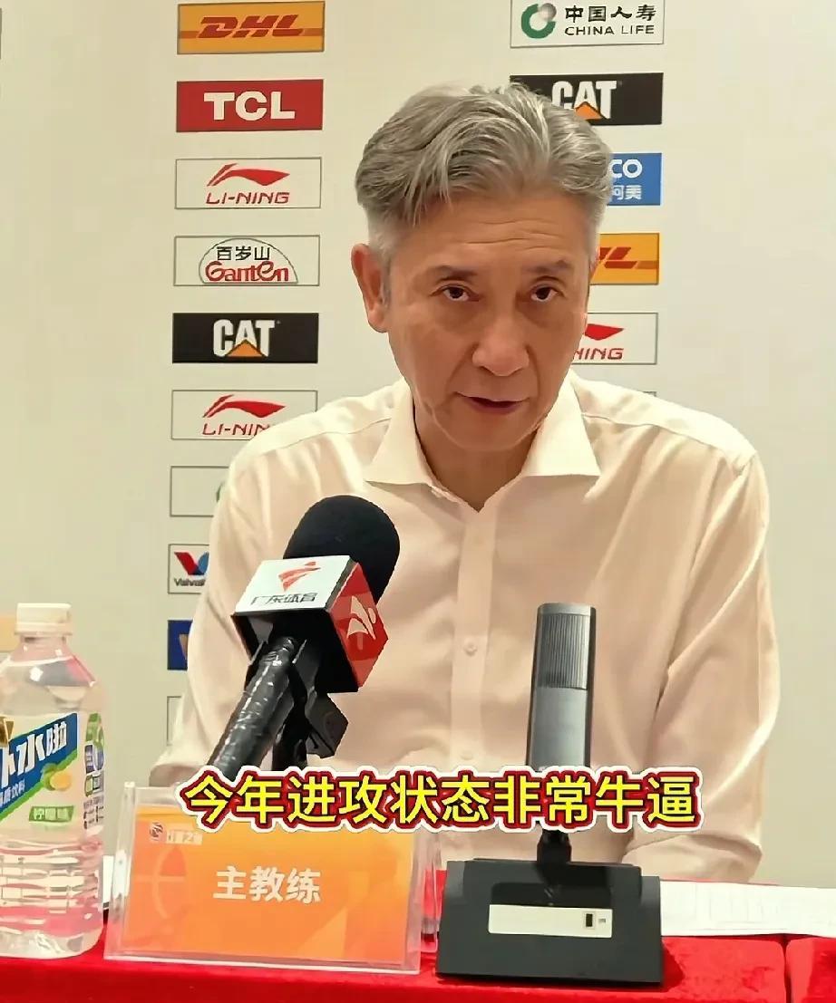 郑指导毫不吝啬夸赞之词，给贺希宁乐开了花！
在深圳队3分险胜辽宁队赛后，深圳主教