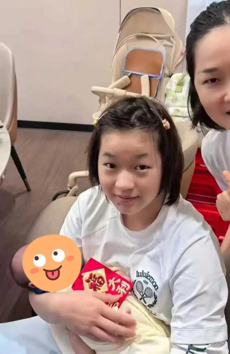 07月28日，全红婵抱着小BB的照片，感觉瘦了，下巴尖尖的也出来了，看来全红婵是