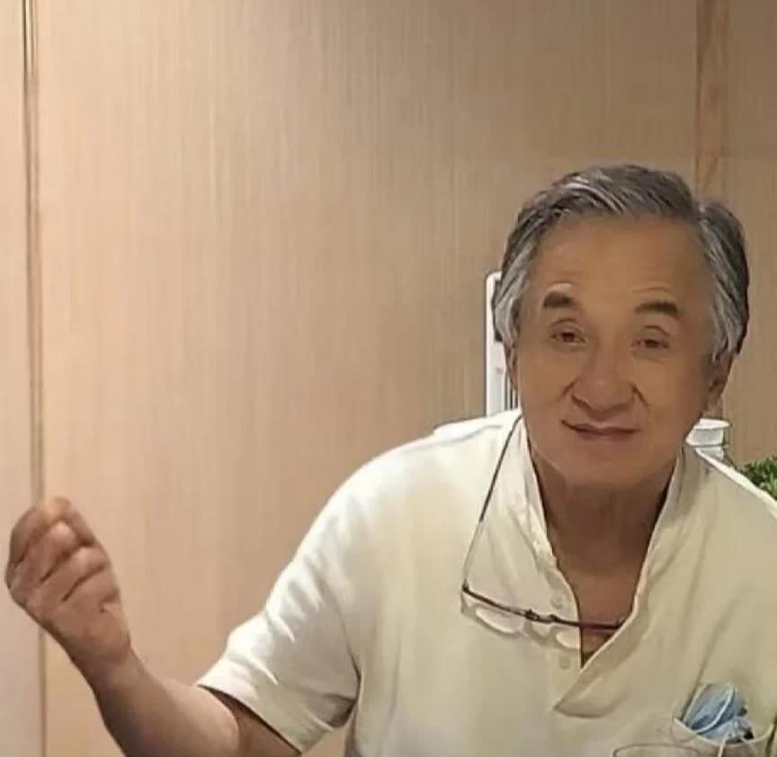 有没发现？成龙这两年不太注意自己的形象了，看起来很老的样子。

掐指一算，成