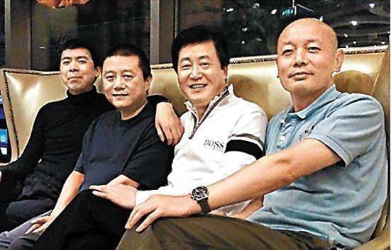 王朔从骨子里是瞧不上冯小刚的，认为他不够敞快，精于算计。老北京分为两类人，一种是
