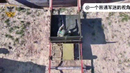 乌军士兵展示了乌克兰第242训练场上进行的单兵反无人机训练视频，这个训练比较贴近