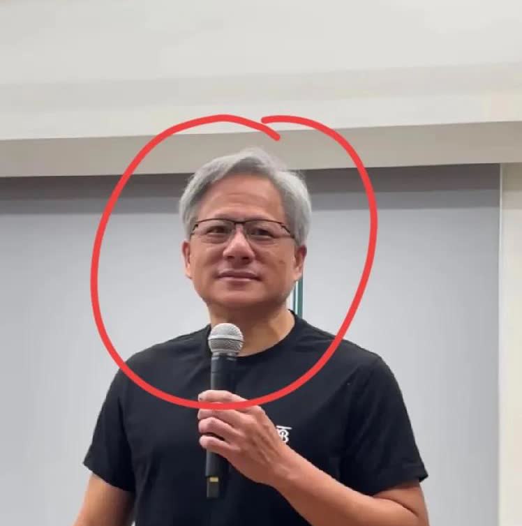 黄仁勋在北京谈完大事后就应邀去参加了友人的晚宴，被网友拍到了现场画面！
 
