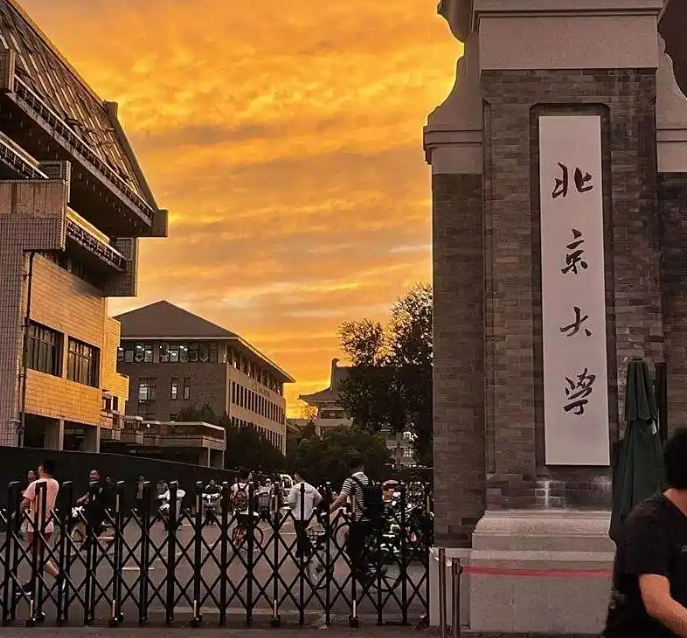 北大录取通知书被挑语病的事情

给所有高校的公文写作提了个醒

那就是顶尖学府更