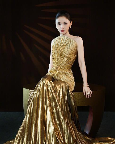 #王子文红毯摔倒# 159cm身高的王子文身穿金色长裙高定走红毯，却被长裙绊倒摔