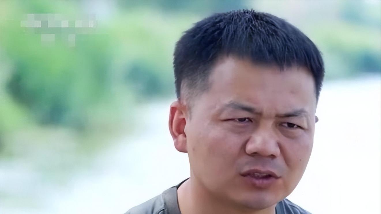 张伟还原救人经过：被女子摁水里六七次，每一次都差点没命