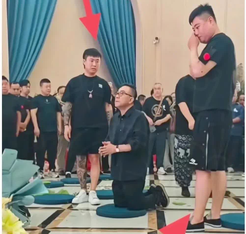 杨少华icon追悼会上的这一幕，
我实在是无法理解，
杨家几兄弟是怎么办事的