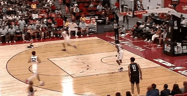 杨瀚森太尴尬了，提前庆祝队友三分：不进
杨瀚森今天缺席最后一场夏季联赛比赛，杨瀚